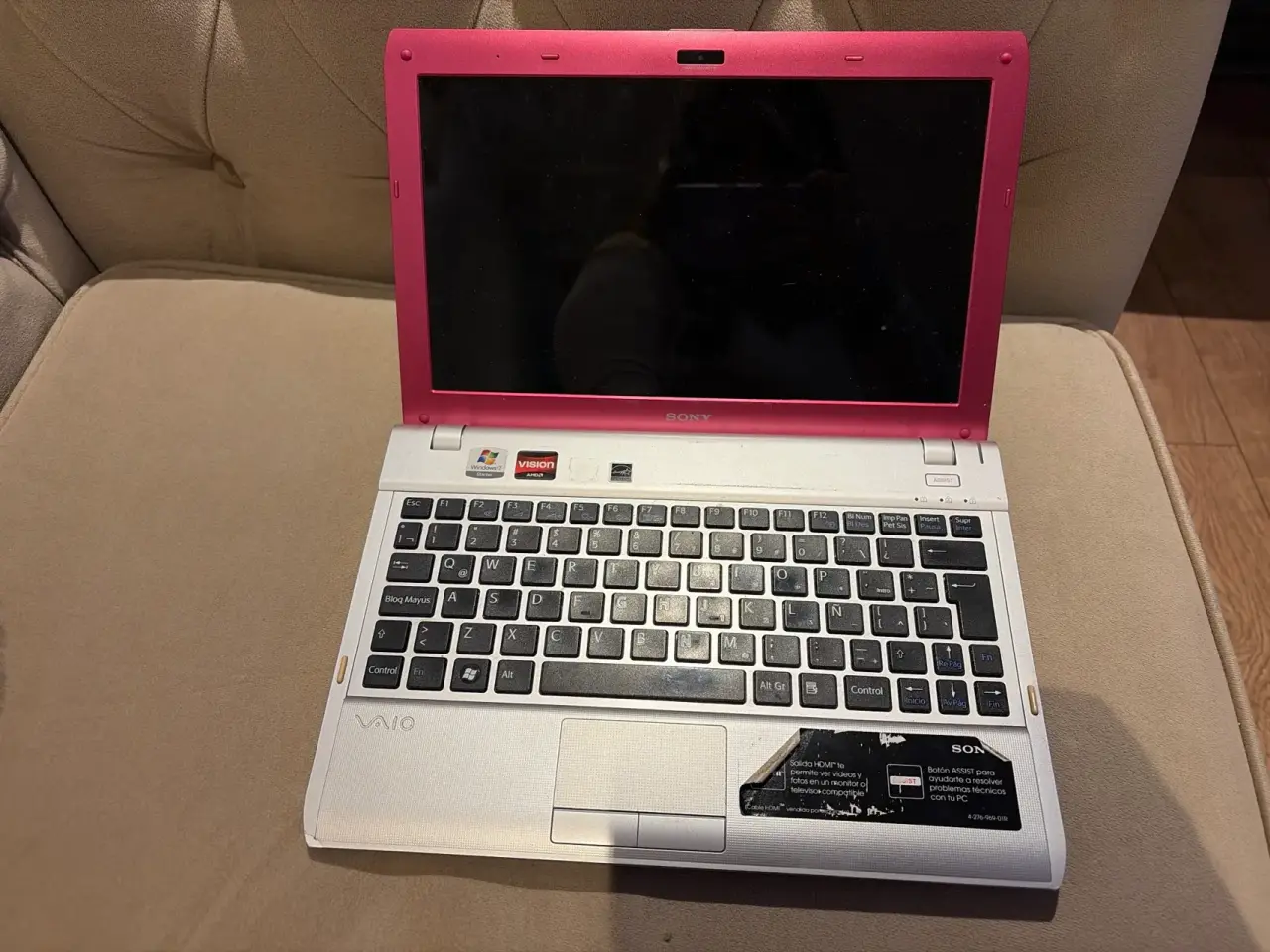 Portátil Sony Vaio color rojo año 2011 - miniatura 3