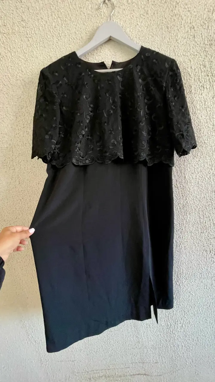 Vestido negro con encaje floral - miniatura 1