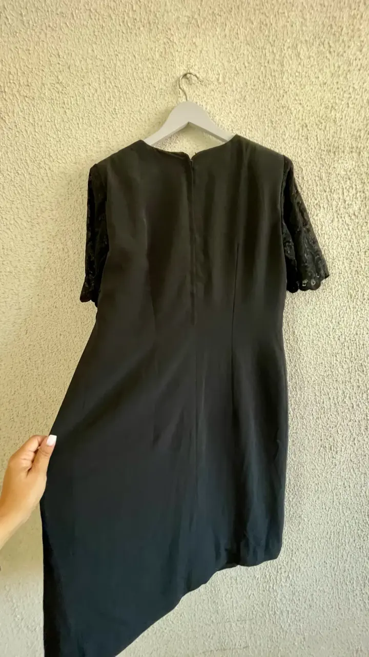 Vestido negro con encaje floral - miniatura 2