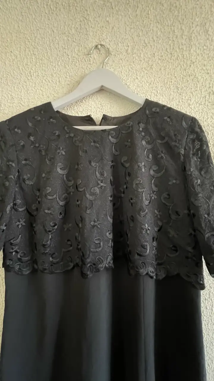 Vestido negro con encaje floral - miniatura 3