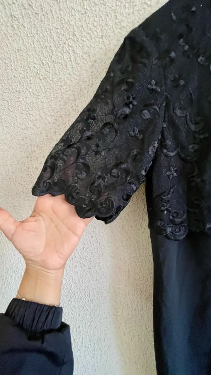 Vestido negro con encaje floral - miniatura 4