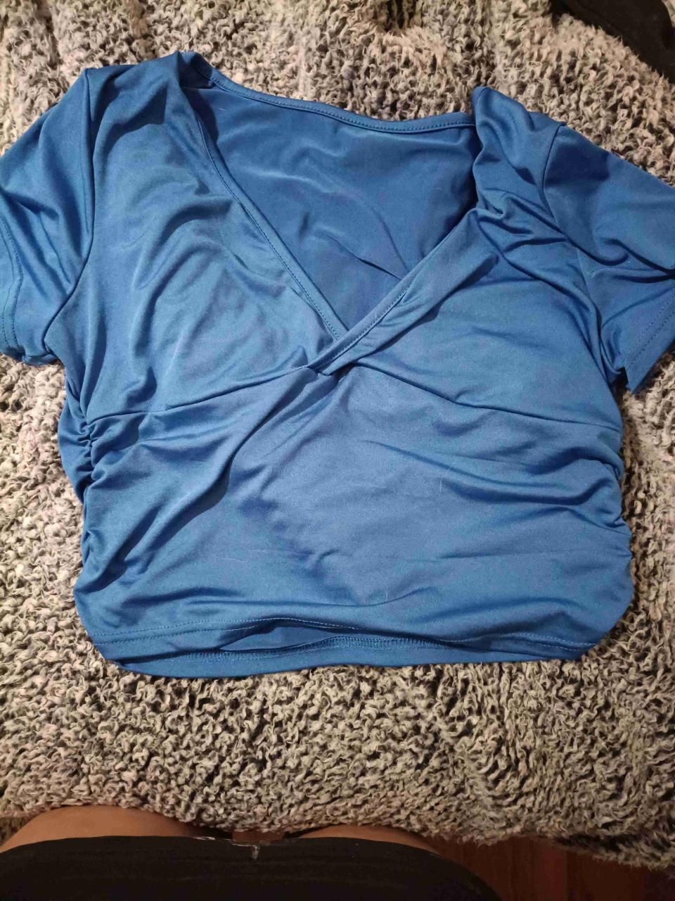 Polera azul con escote cruzado - miniatura 1
