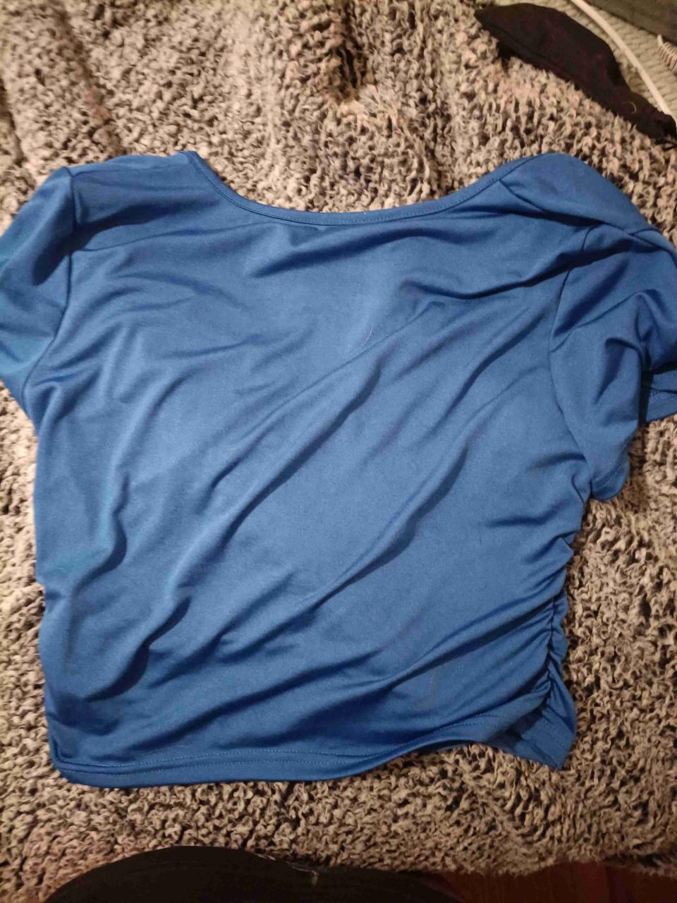 Polera azul con escote cruzado - miniatura 2