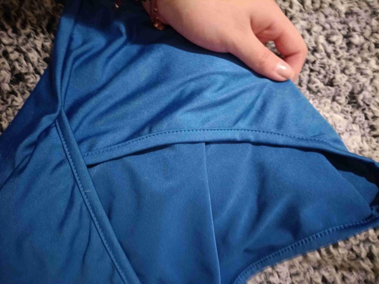 Polera azul con escote cruzado - miniatura 3