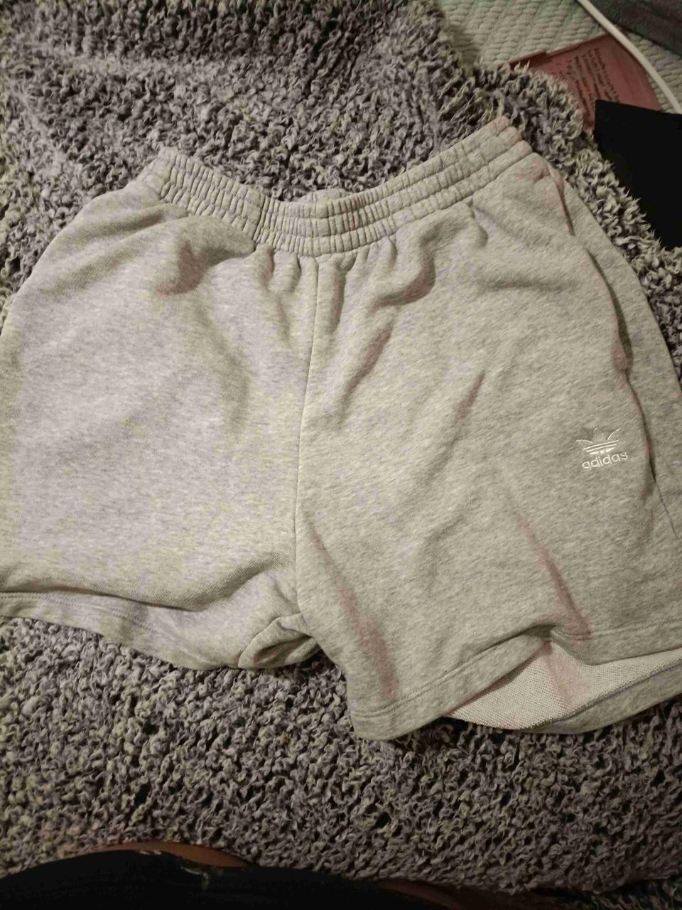 Shorts grises Adidas deportivos Mujer