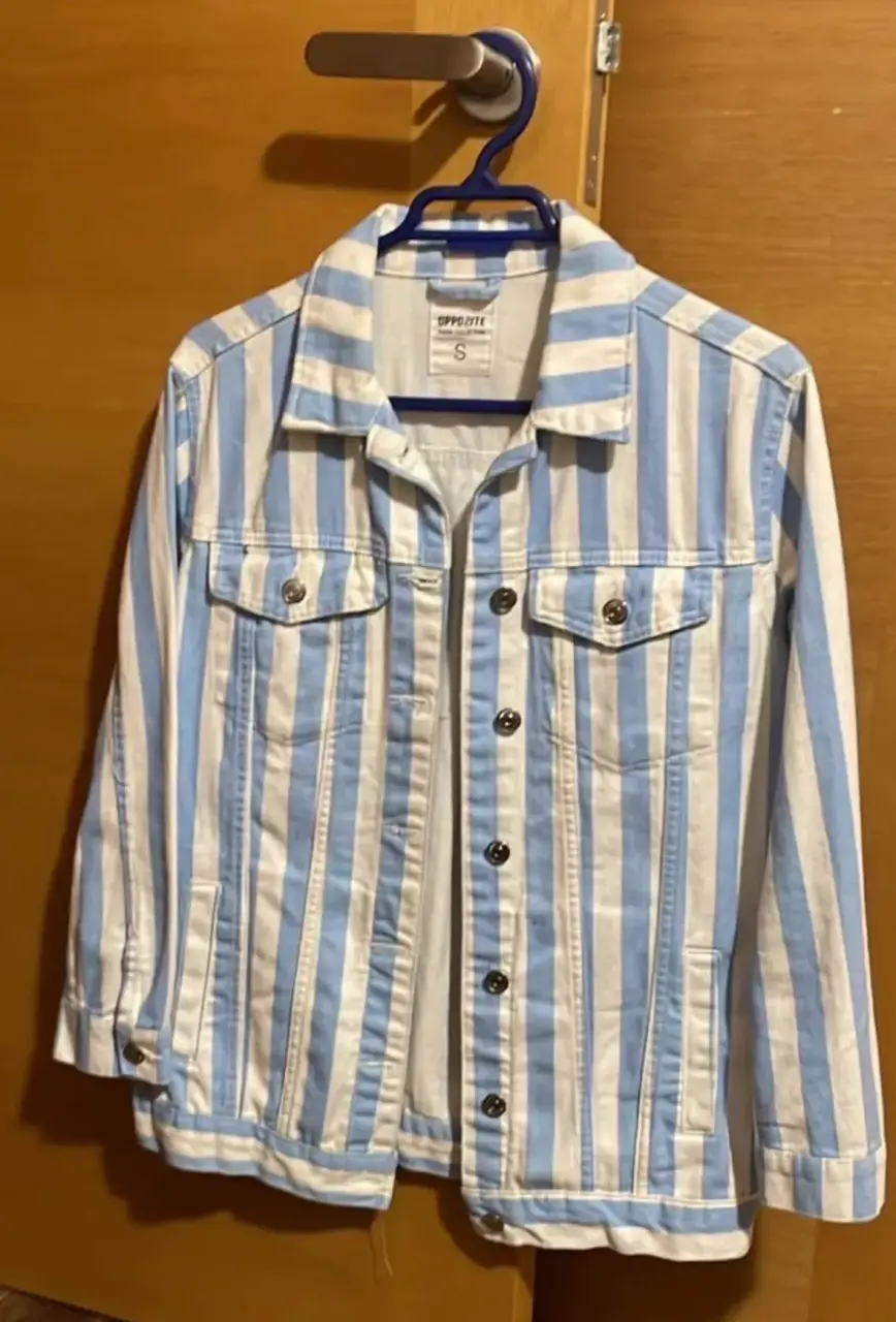 Chaqueta rayada azul y blanca