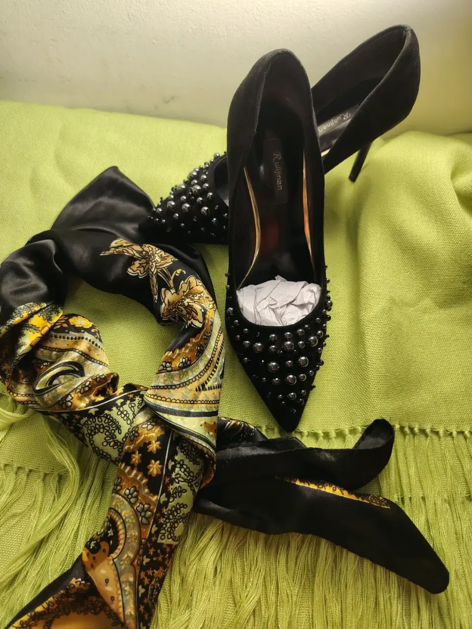 Tacones negros con tachas - miniatura 3