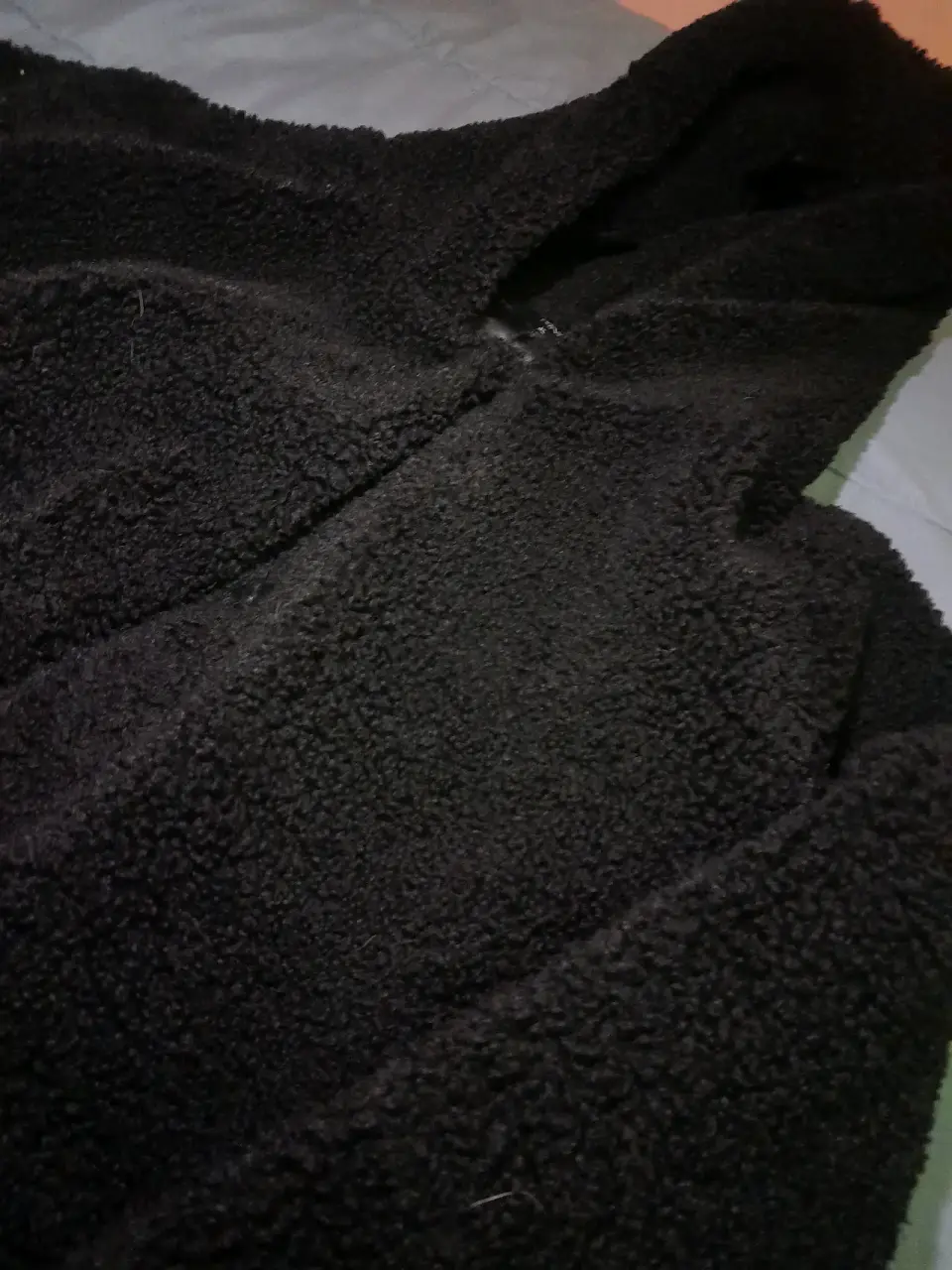 Abrigo negro con capucha - miniatura 2