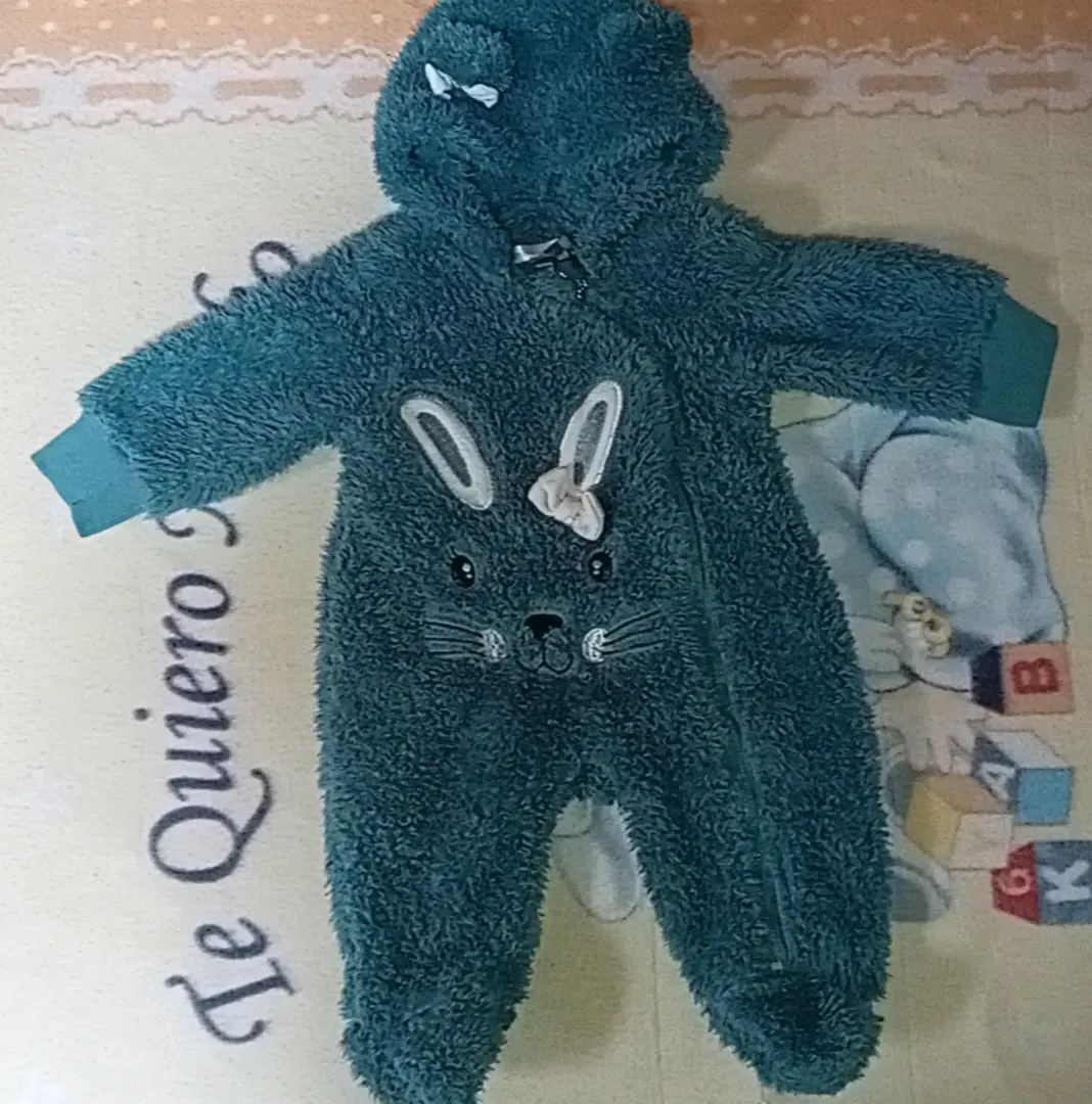 Enterito con diseño de conejo azul