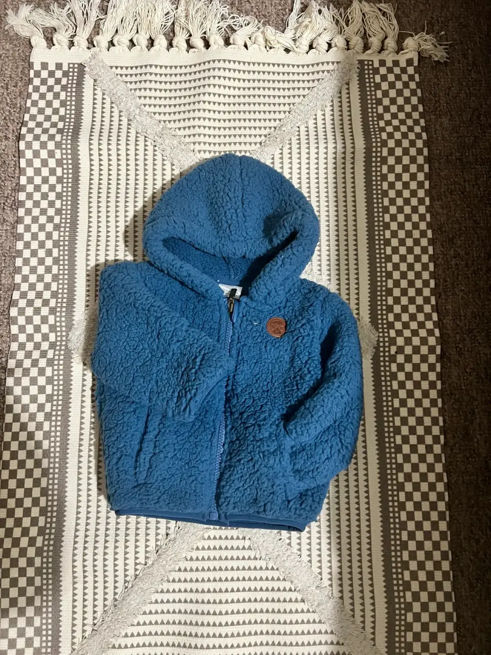 Chaqueta polar azul con capucha