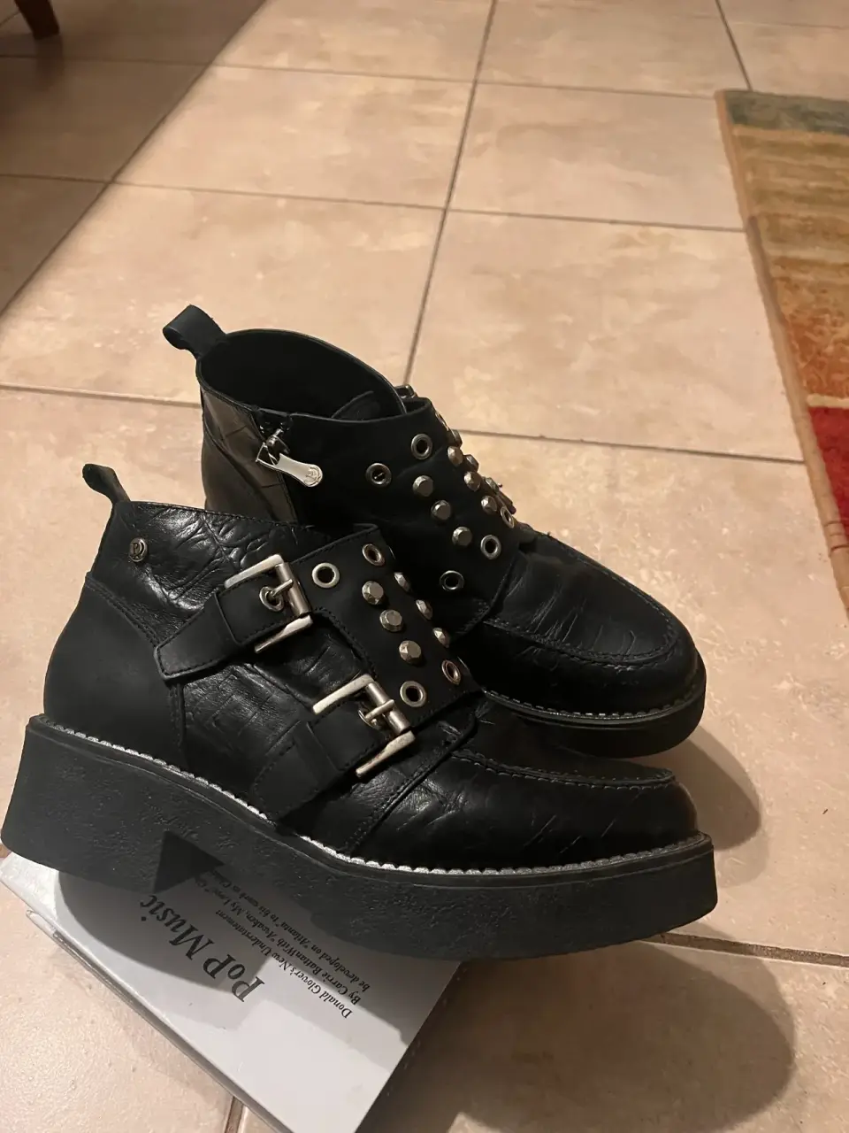 Botines negros con hebillas metálicas - miniatura 1
