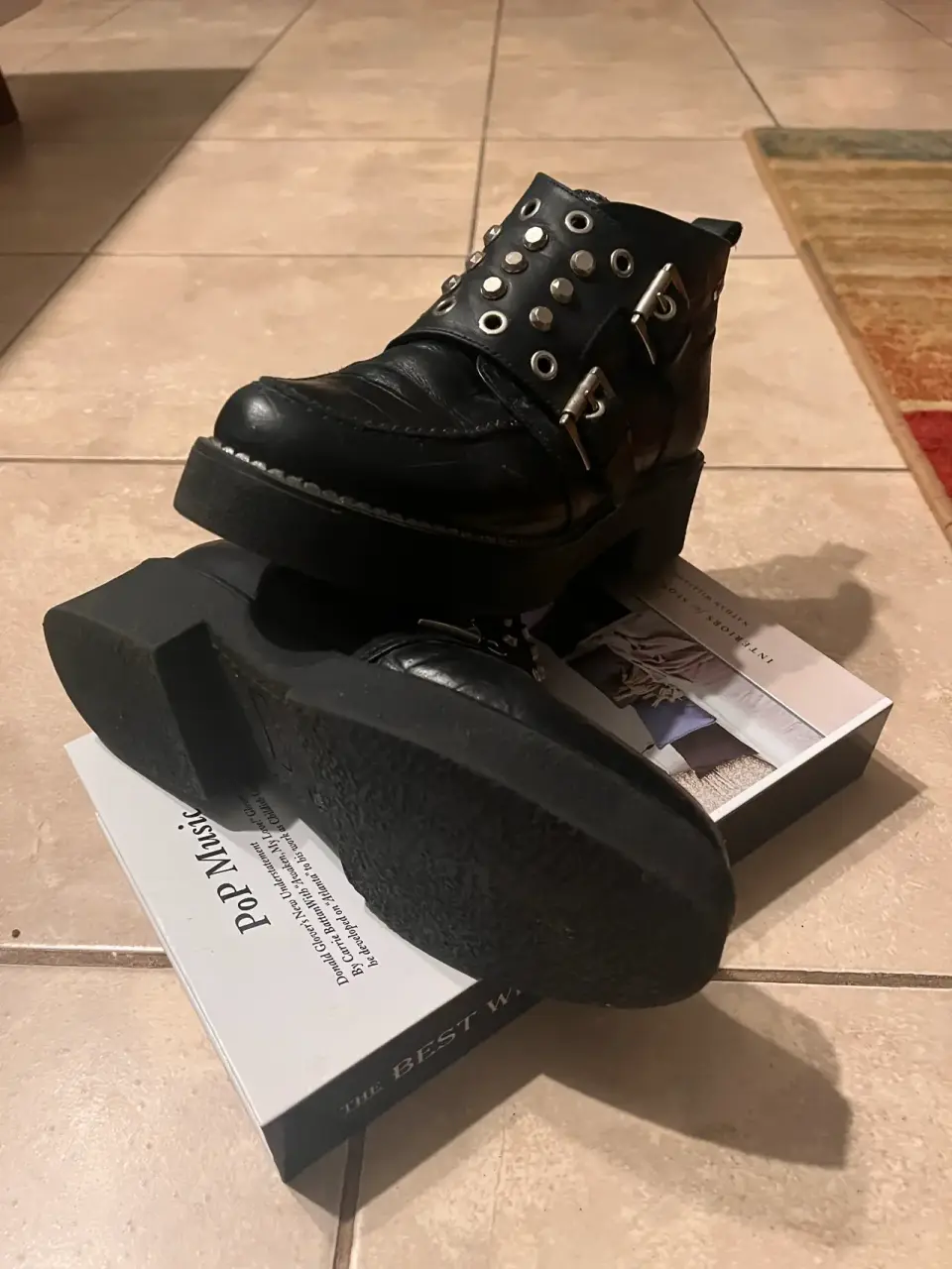 Botines negros con hebillas metálicas - miniatura 2