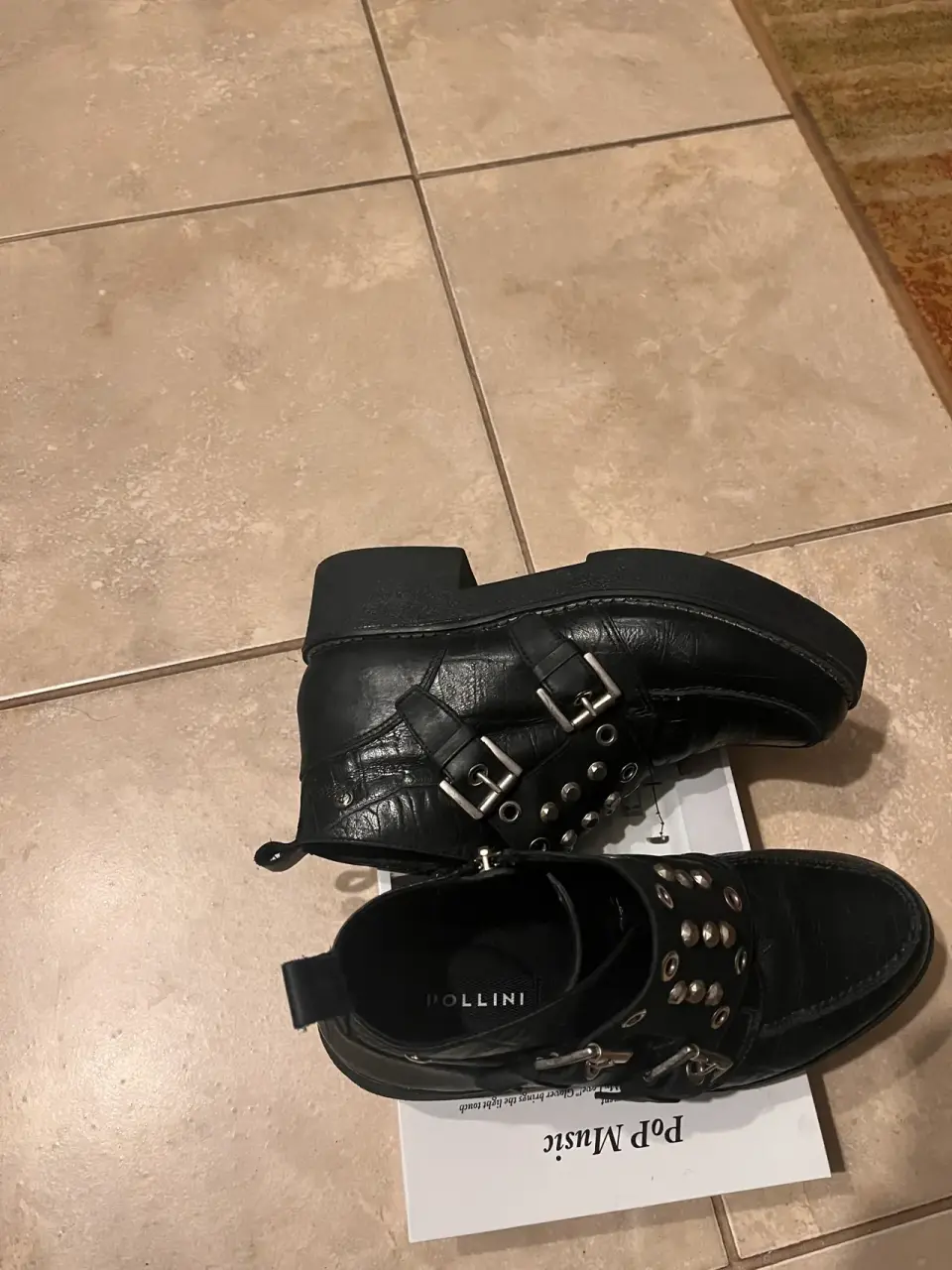 Botines negros con hebillas metálicas - miniatura 3