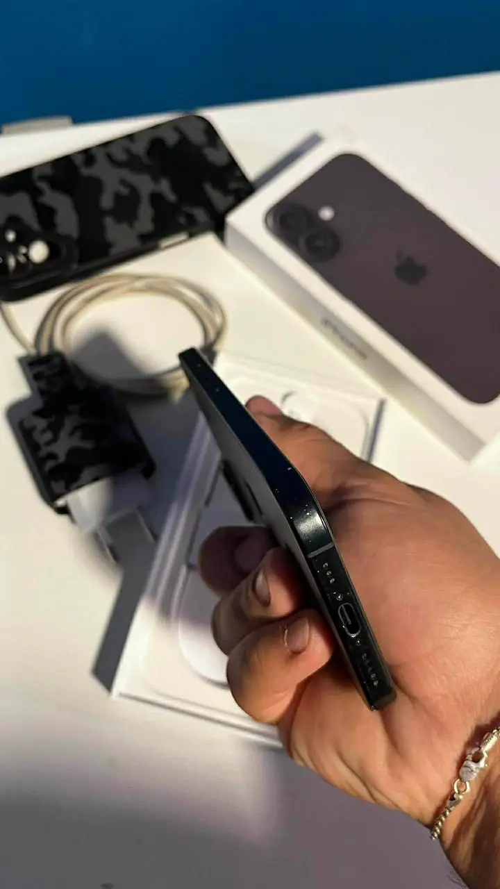 iPhone 16 negro 128gb - miniatura 4
