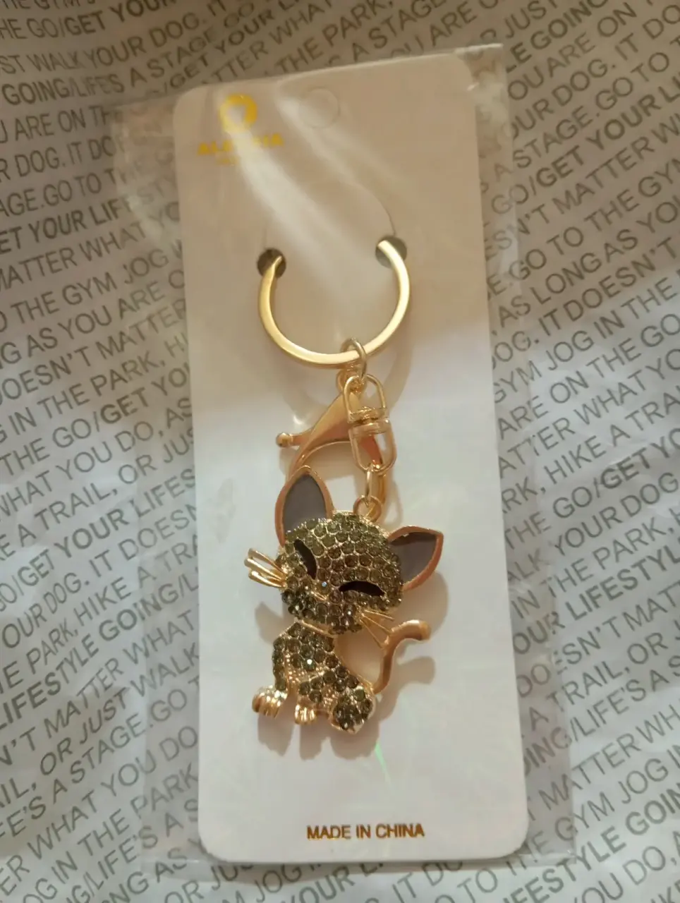 Llavero dorado con gato brillante