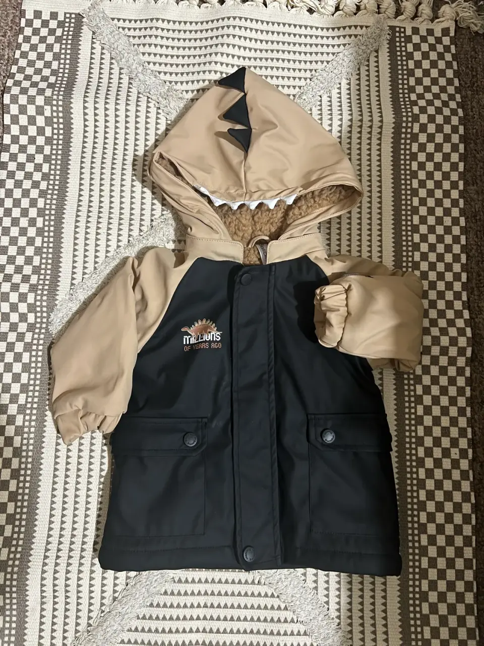 Abrigo niño capucha dinosaurio