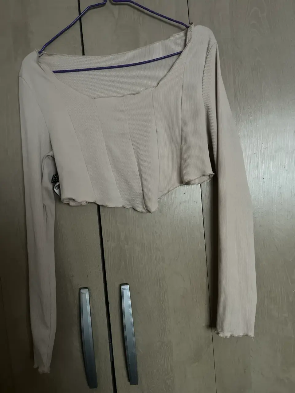 Polera croptop beige manga larga