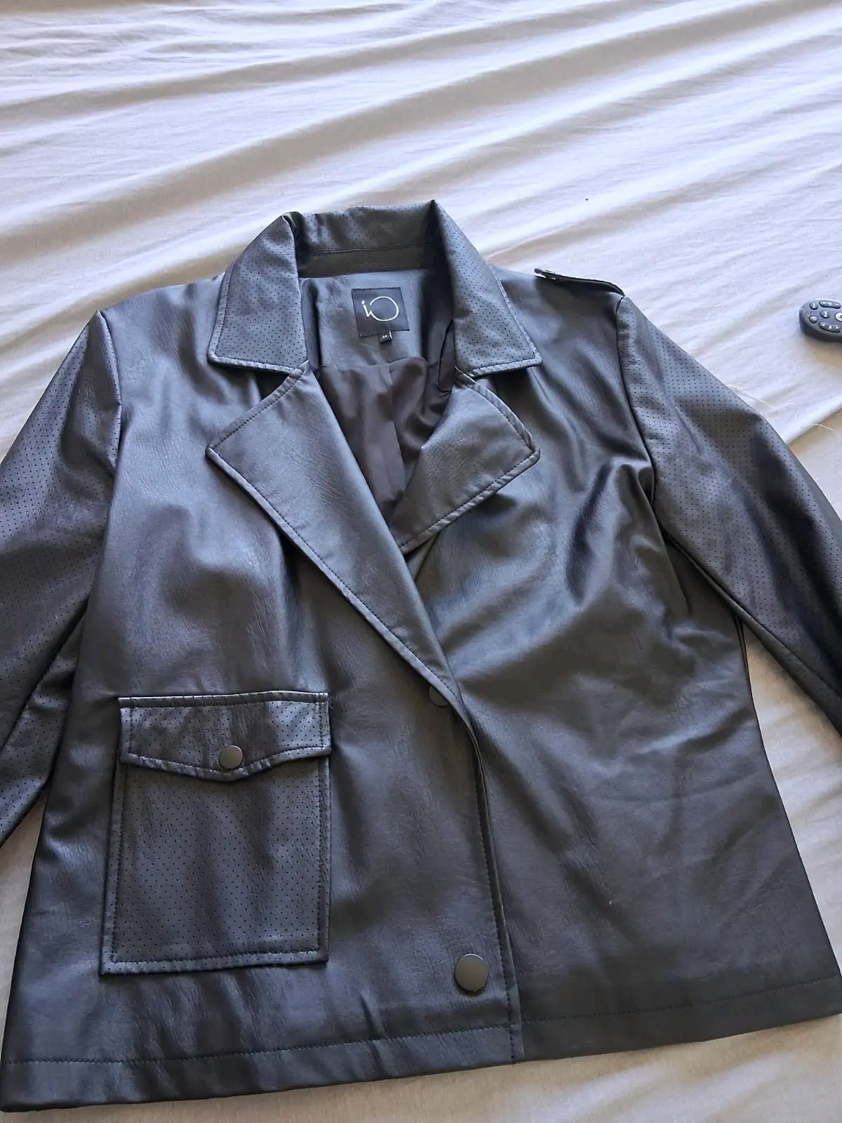 Chaqueta negra de cuero sintético IO