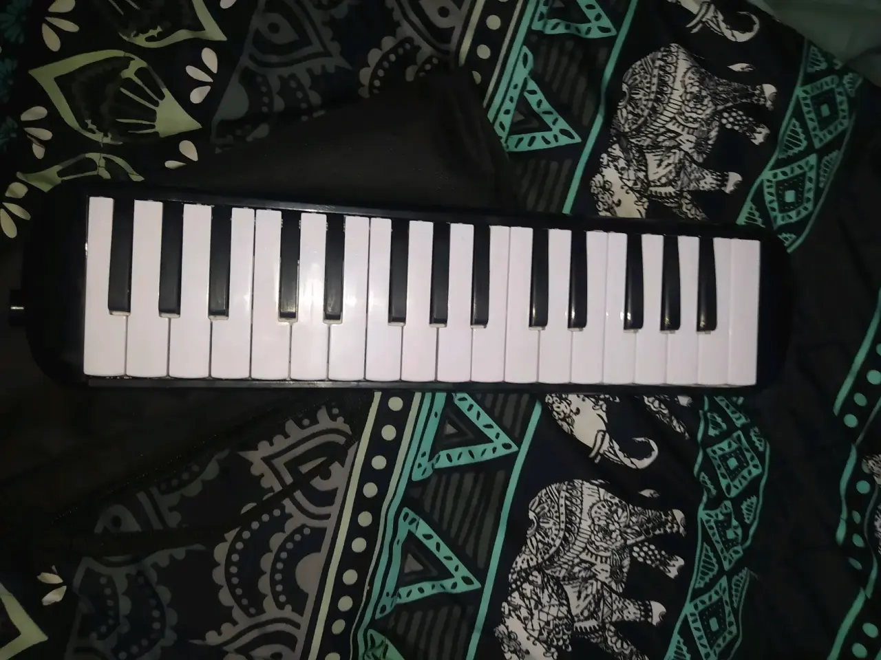 Melodica negra sin  tubo - miniatura 2