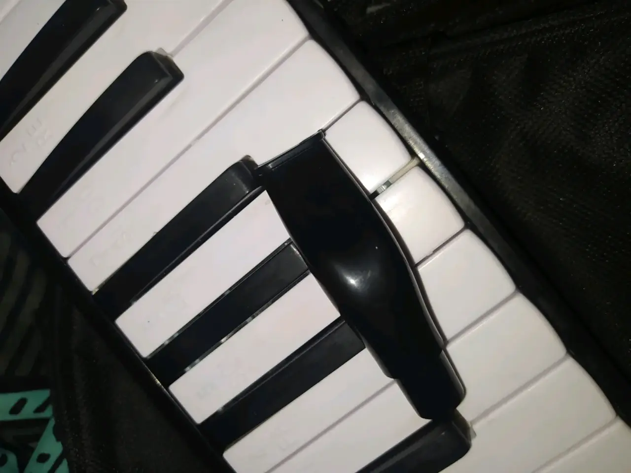Melodica negra sin  tubo - miniatura 3