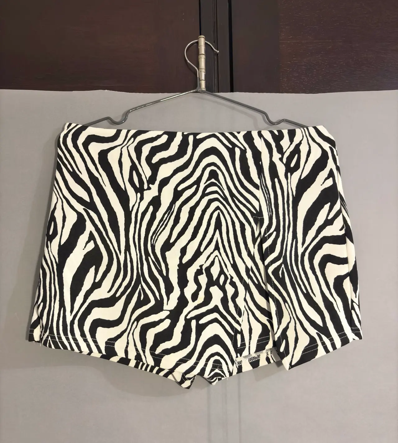 Falda-Short estampado cebra blanco y negro