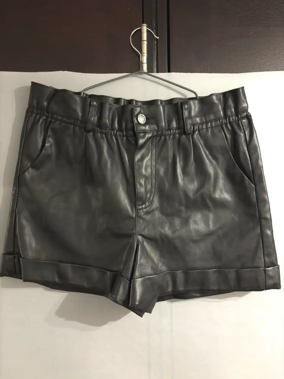 Shorts negros de cuero sintético