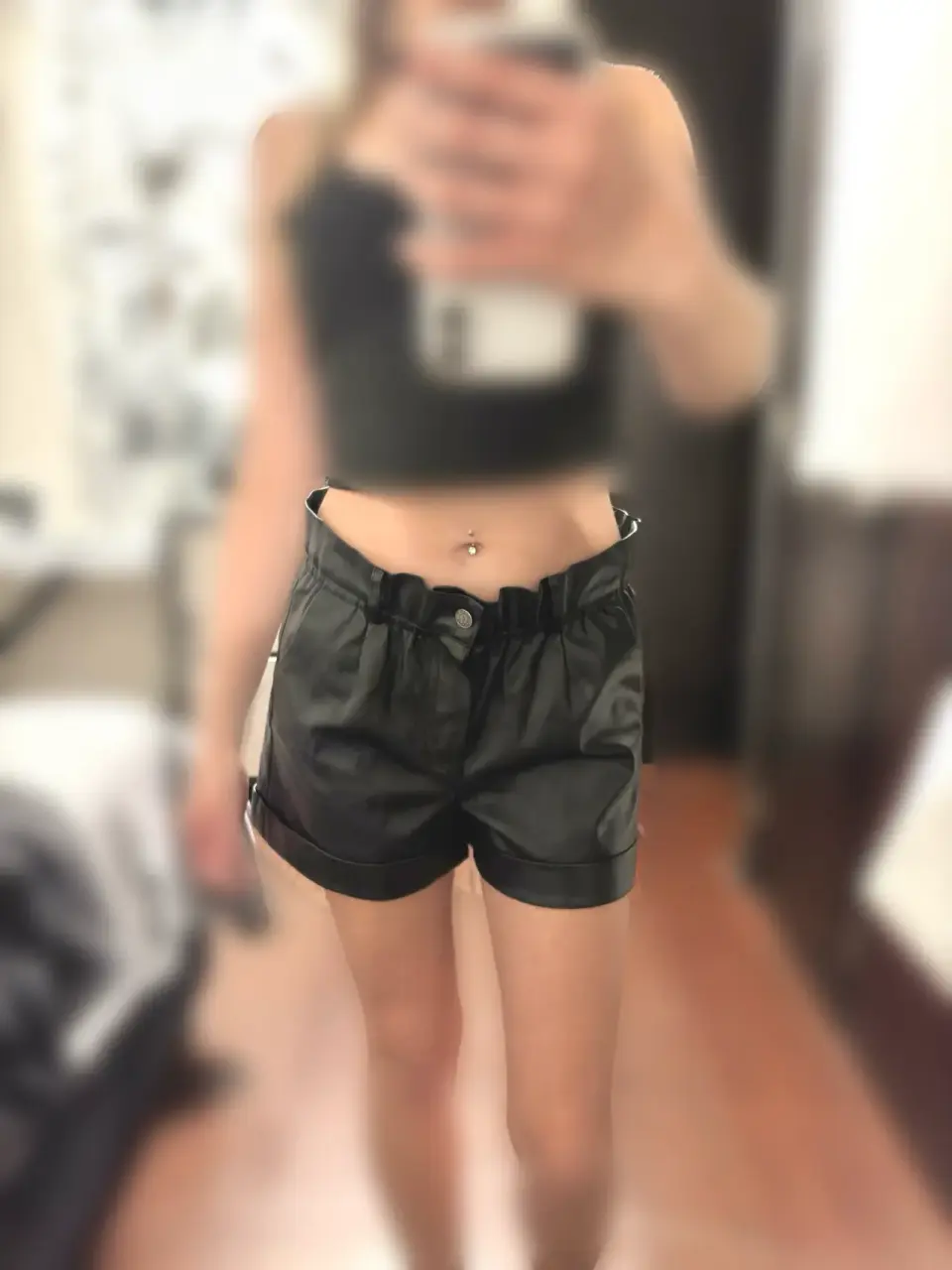 Shorts negros de cuero sintético - miniatura 2