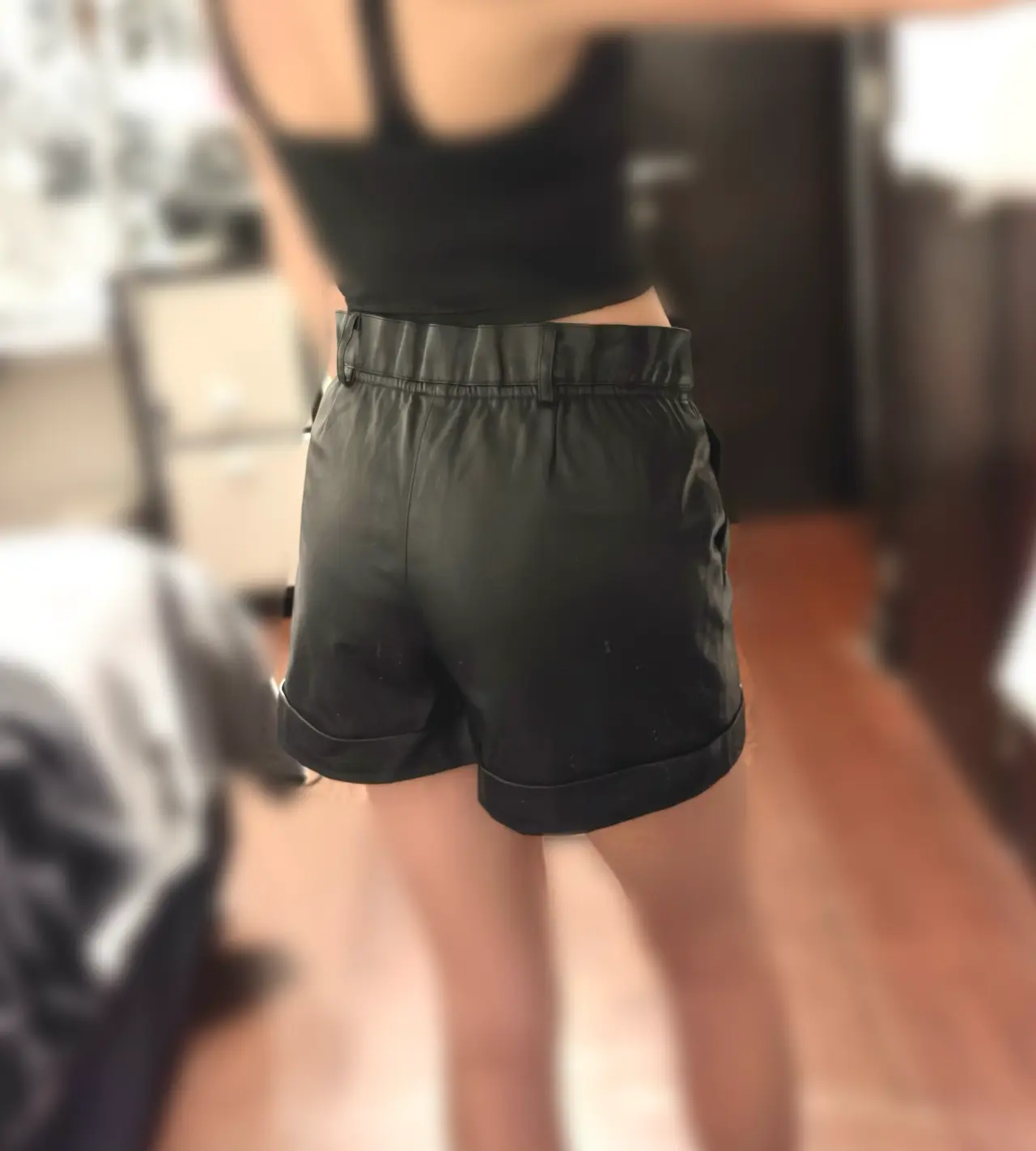 Shorts negros de cuero sintético - miniatura 3