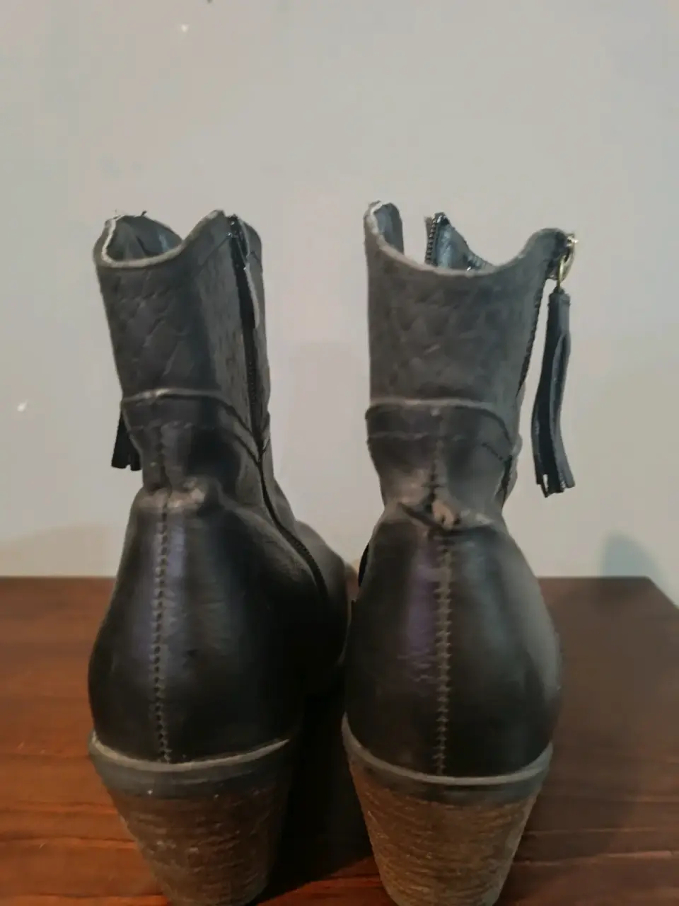 Botas negras de cuero - miniatura 3