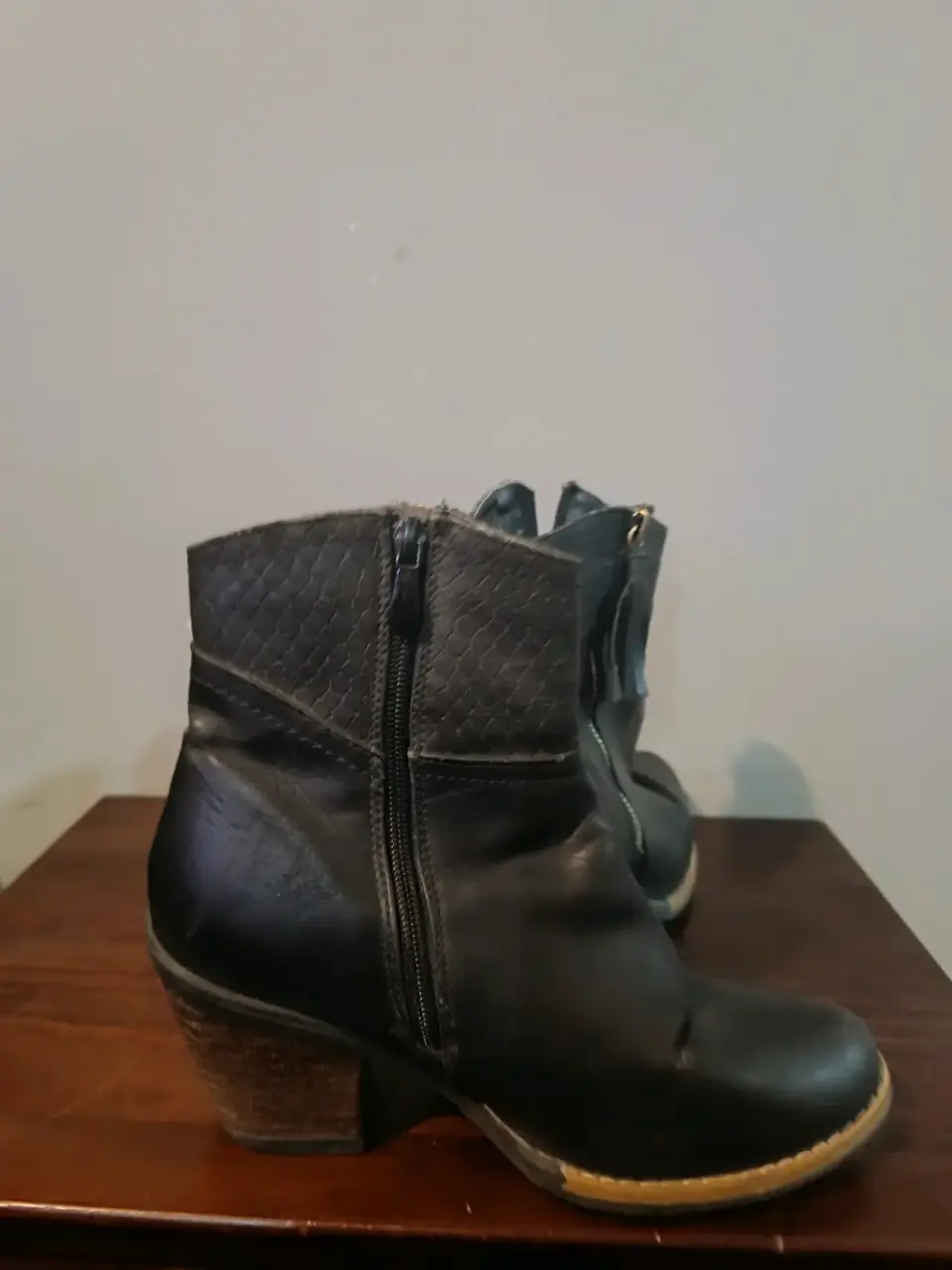 Botas negras de cuero - miniatura 4