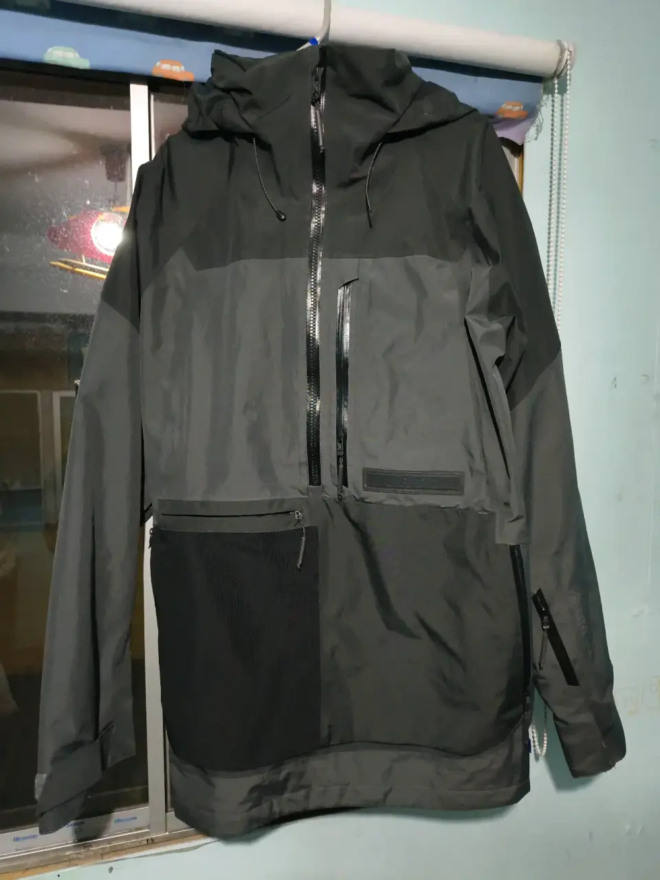 Chaqueta impermeable negra marca Burton