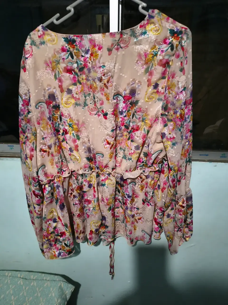 Blusa floral de encaje beige - miniatura 3