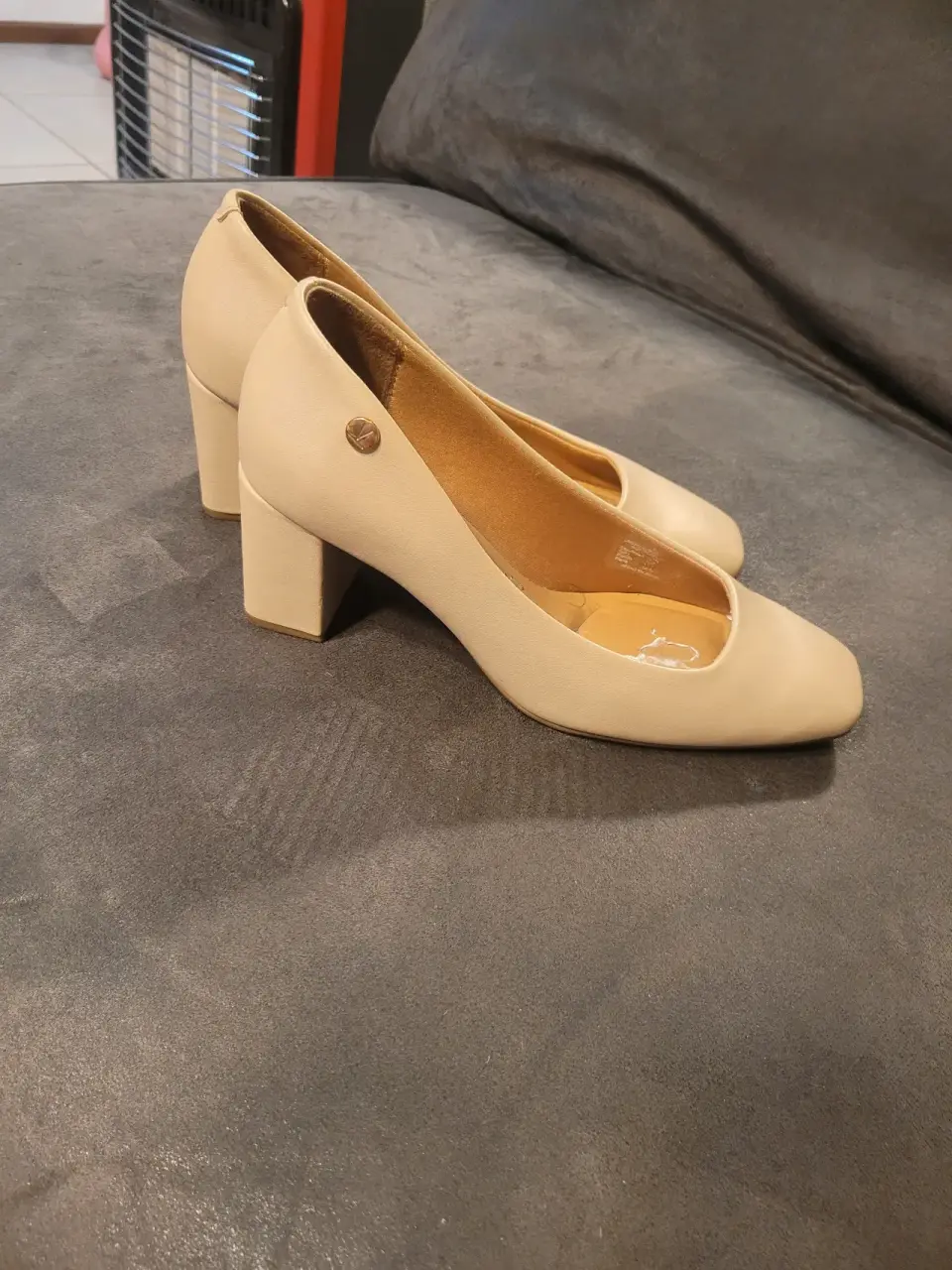 Zapatos de tacón beige - miniatura 2