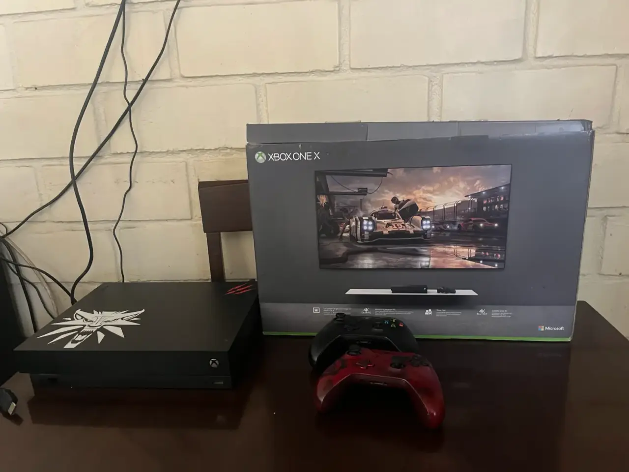 Xbox One X 1TB con controles - miniatura 2