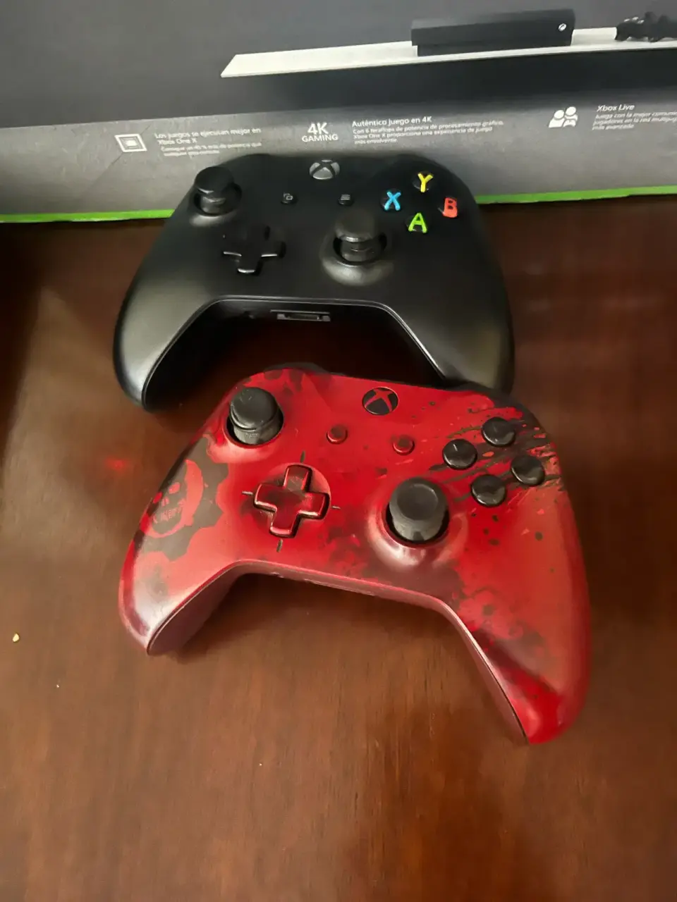 Xbox One X 1TB con controles - miniatura 3