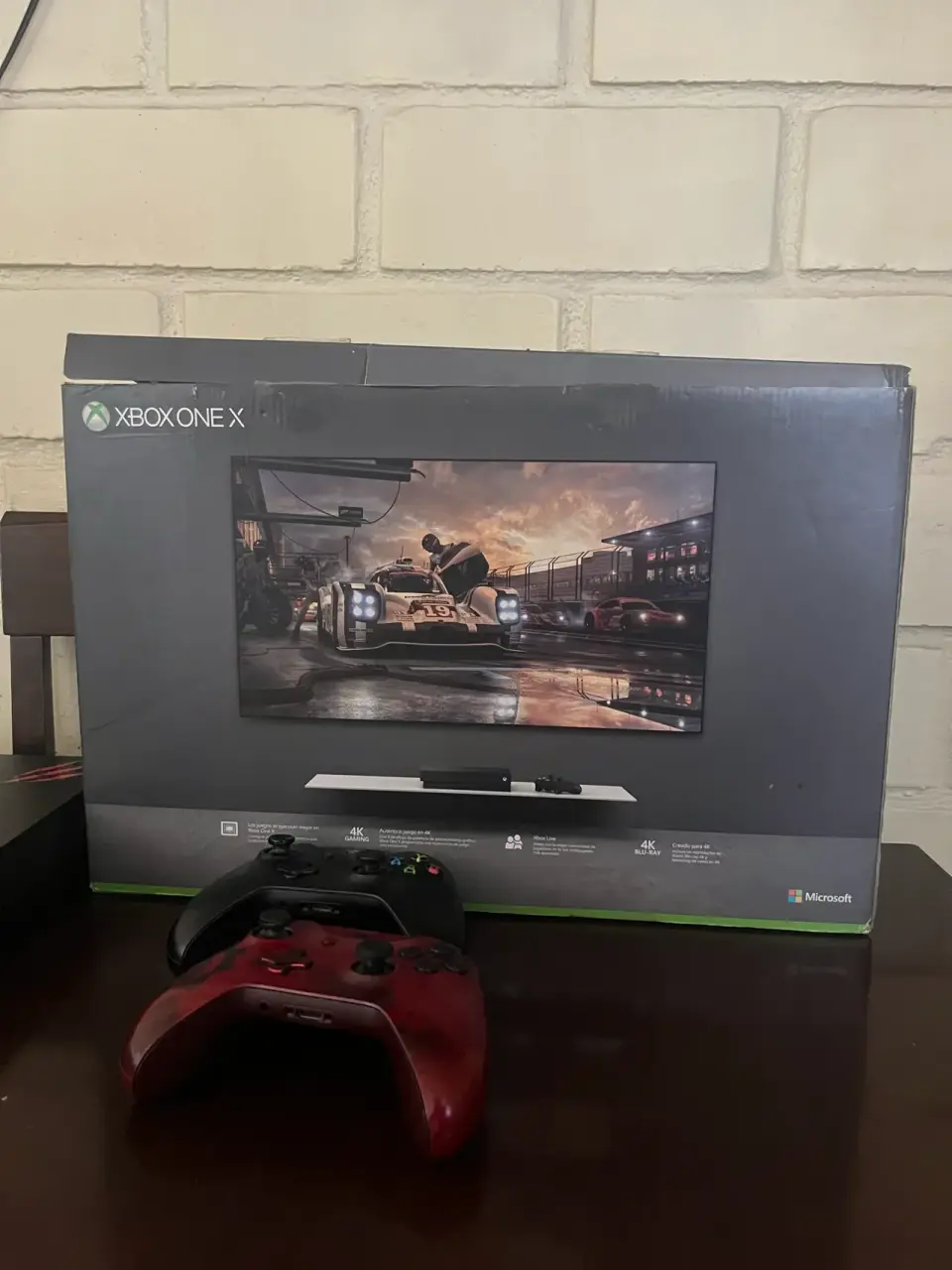 Xbox One X 1TB con controles - miniatura 4