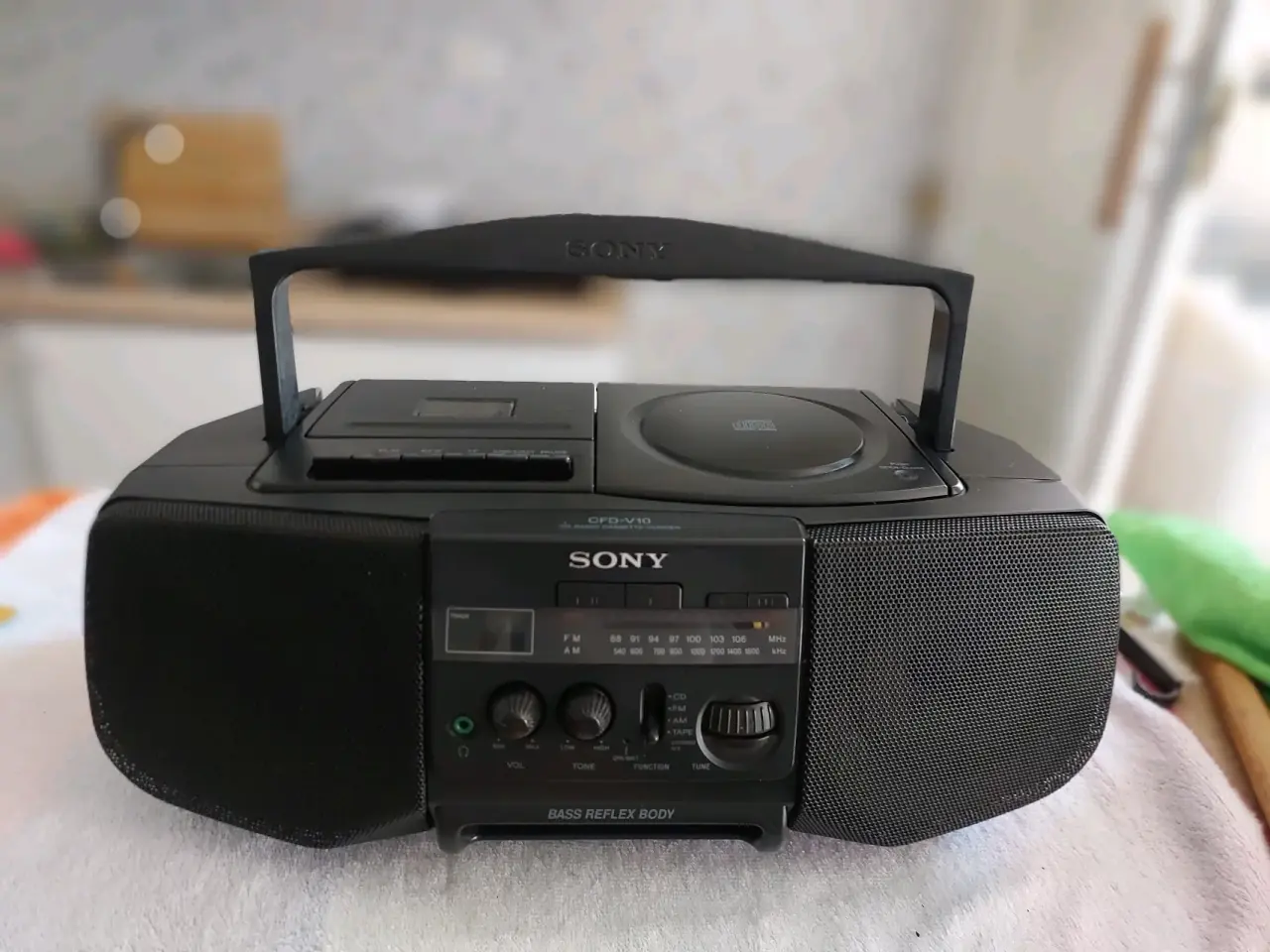 Radio portátil Sony con CD y casete - miniatura 1