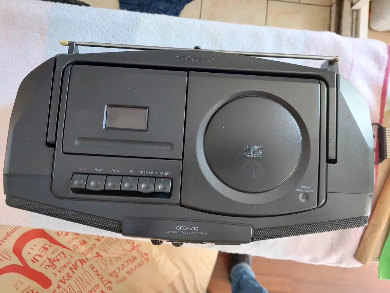 Radio portátil Sony con CD y casete - miniatura 2