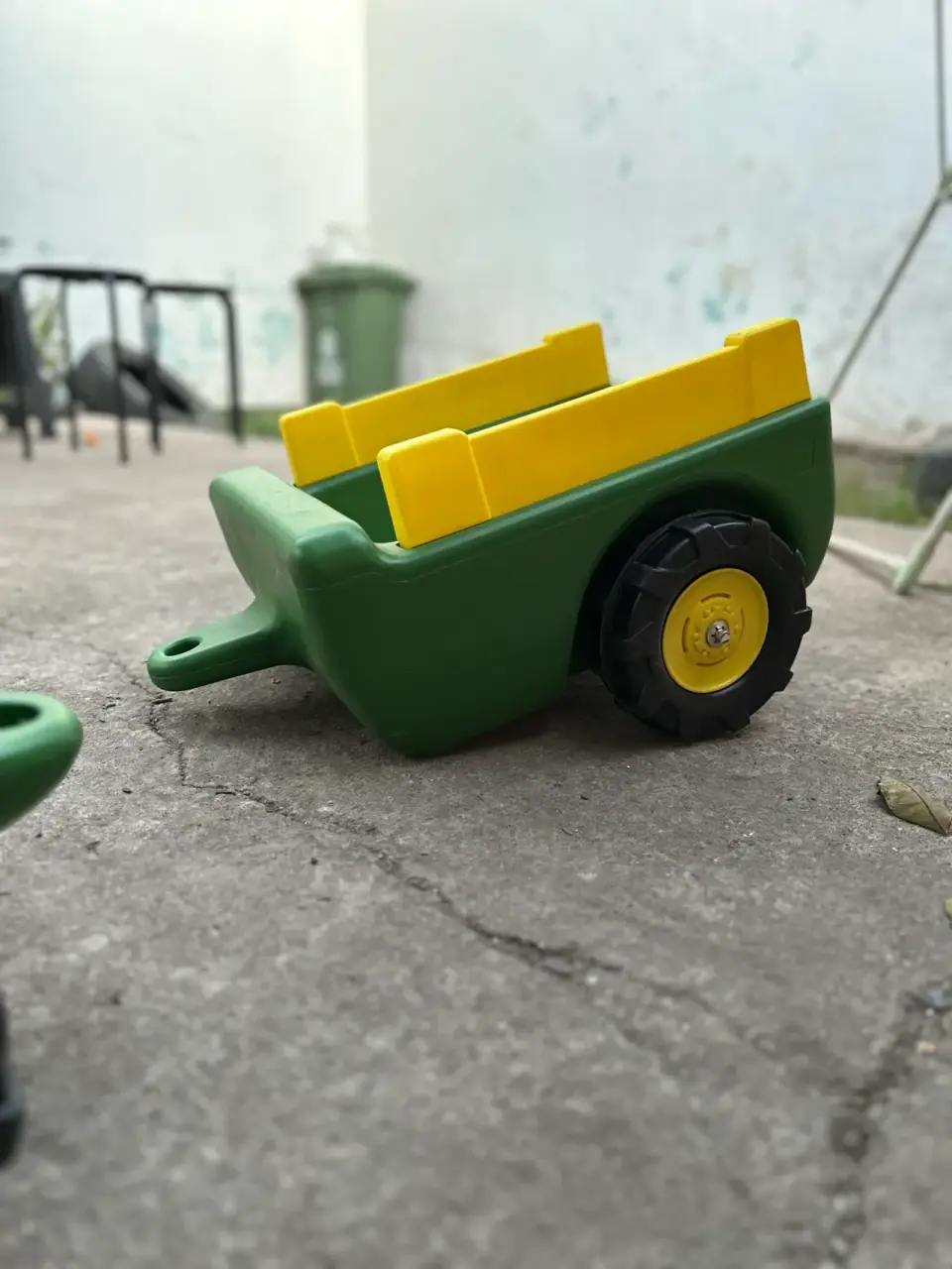 Triciclo John Deere con remolque - miniatura 3
