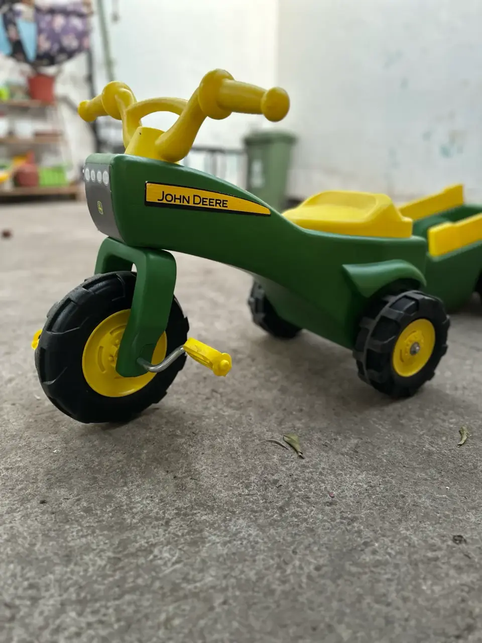 Triciclo John Deere con remolque - miniatura 4