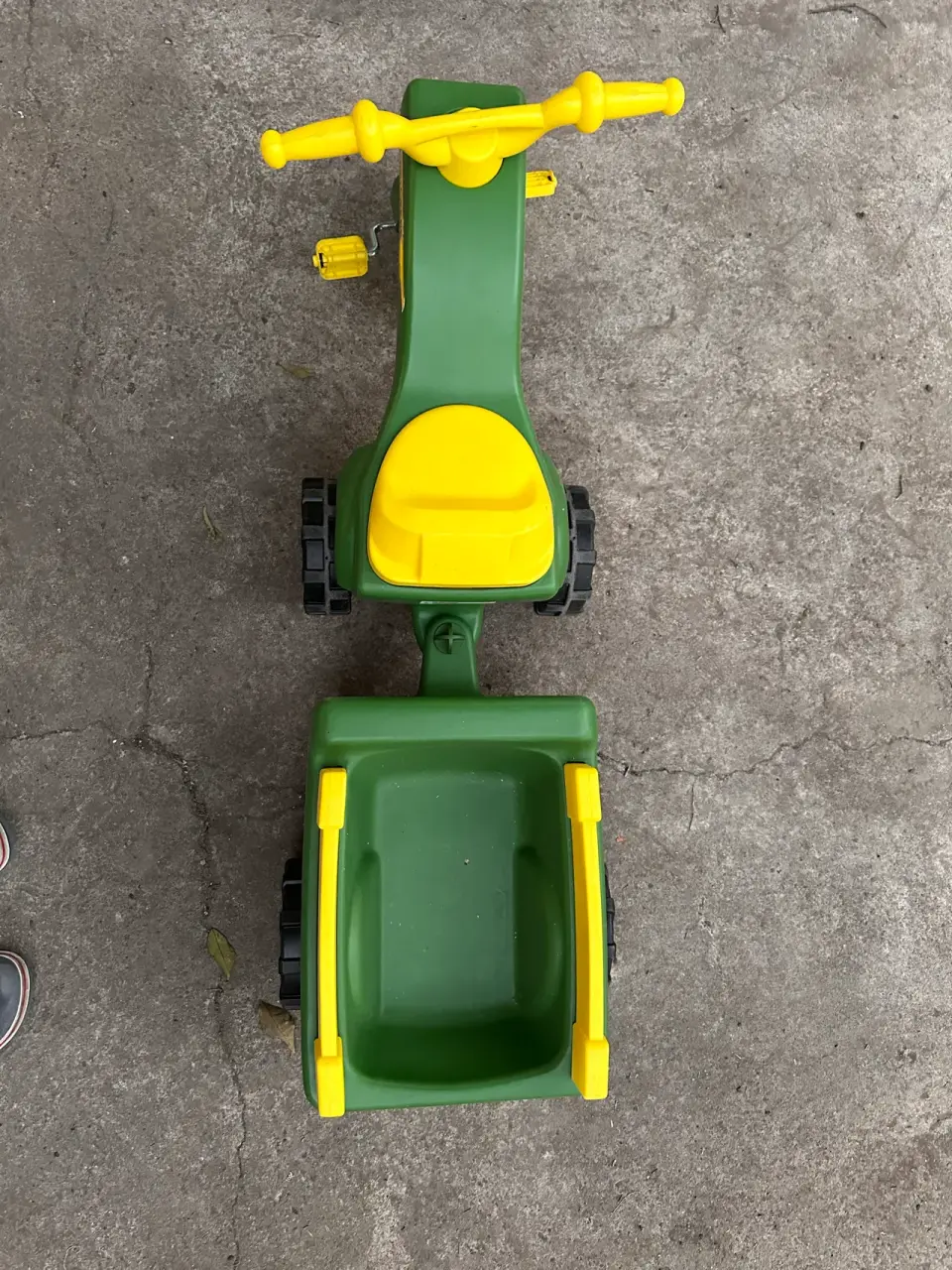 Triciclo John Deere con remolque - miniatura 5