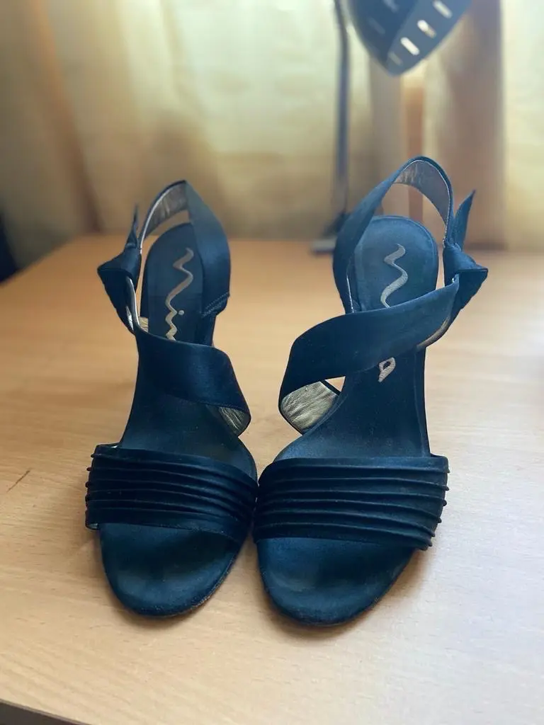 Sandalias de tacón negras elegantes - miniatura 2