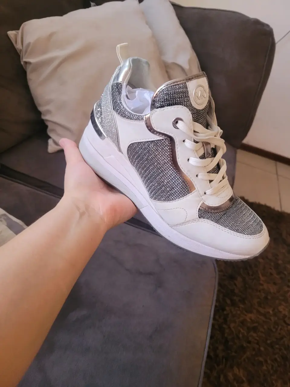 Zapatillas deportivas brillantes gris y blanco - miniatura 2