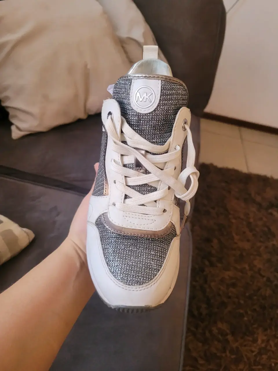 Zapatillas deportivas brillantes gris y blanco - miniatura 3