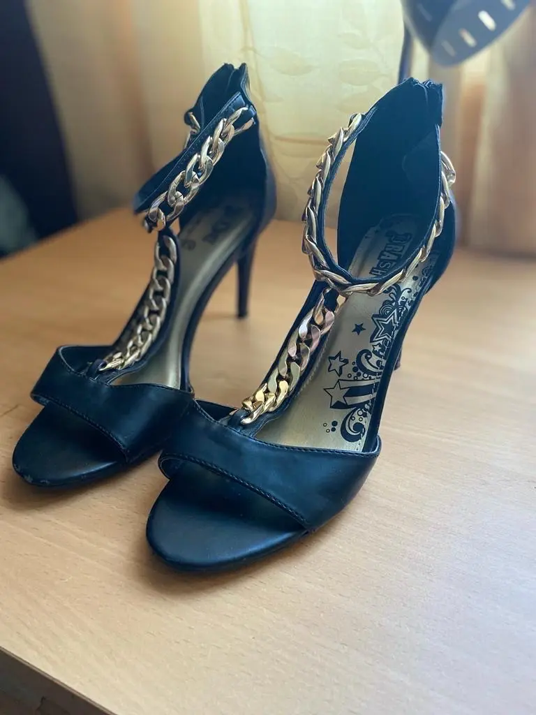 Tacones negros con cadena dorada - miniatura 2