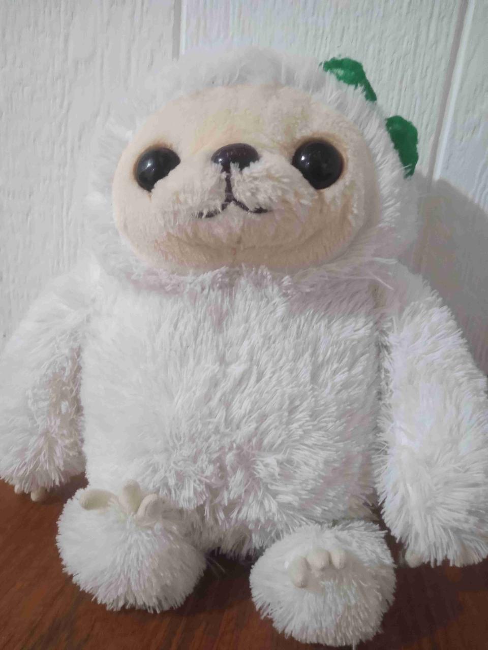 Peluche blanco con orejas verdes