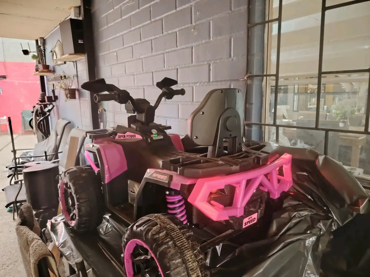 Auto eléctrico infantil rosado - miniatura 1