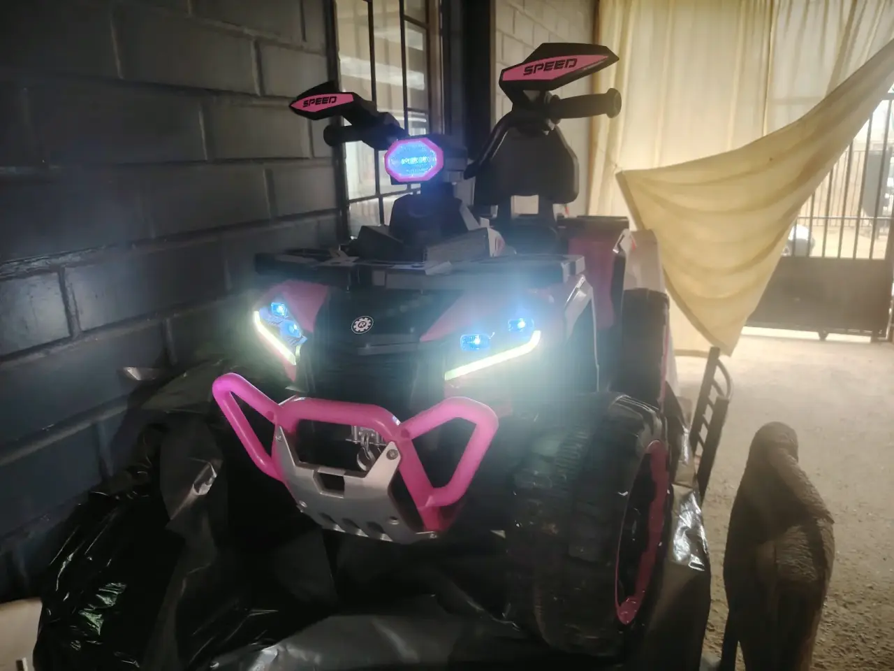 Auto eléctrico infantil rosado - miniatura 2