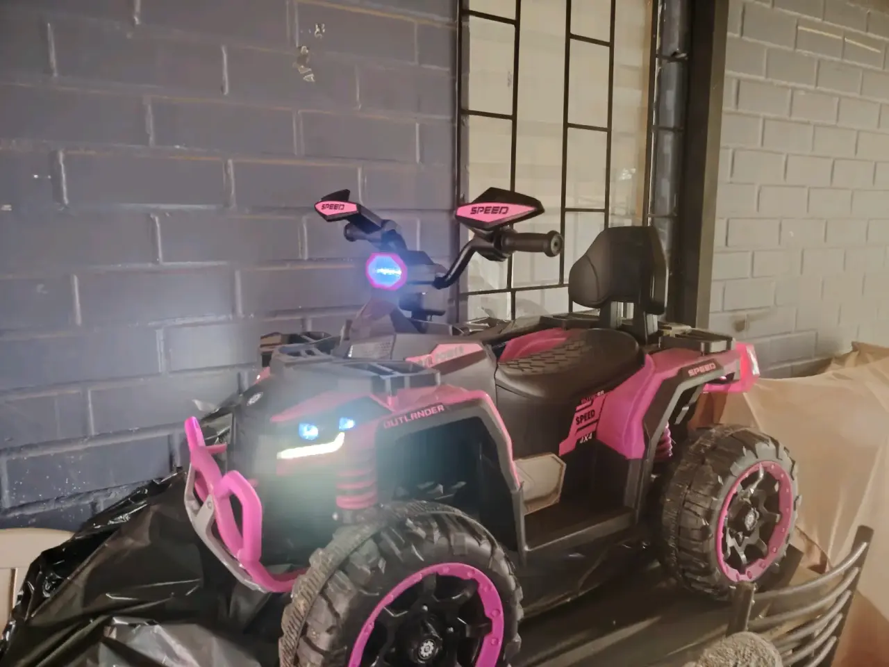 Auto eléctrico infantil rosado - miniatura 3