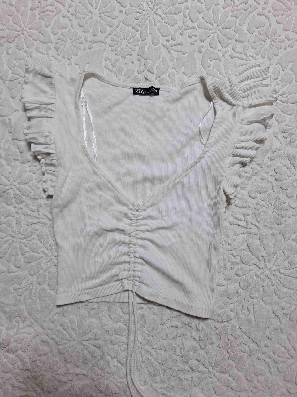 Top blanco con detalle fruncido